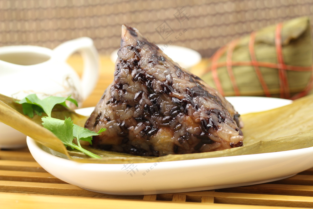 黑糯米粽子照片图片包粽子粽子摄影裹粽籺粽子摄影端午节