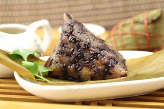 黑糯米粽子照片图片包粽子粽子摄影裹粽籺粽子摄影端午节