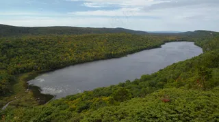 秋日湖光：自然色彩与宁静氛围的交织