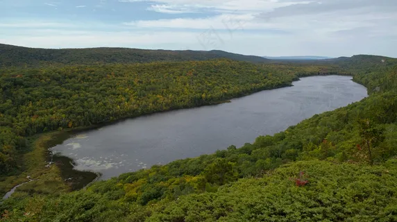 秋日湖光:自然色彩与宁静氛围的交织 秋日湖光:自然色彩与宁静氛围的交织
