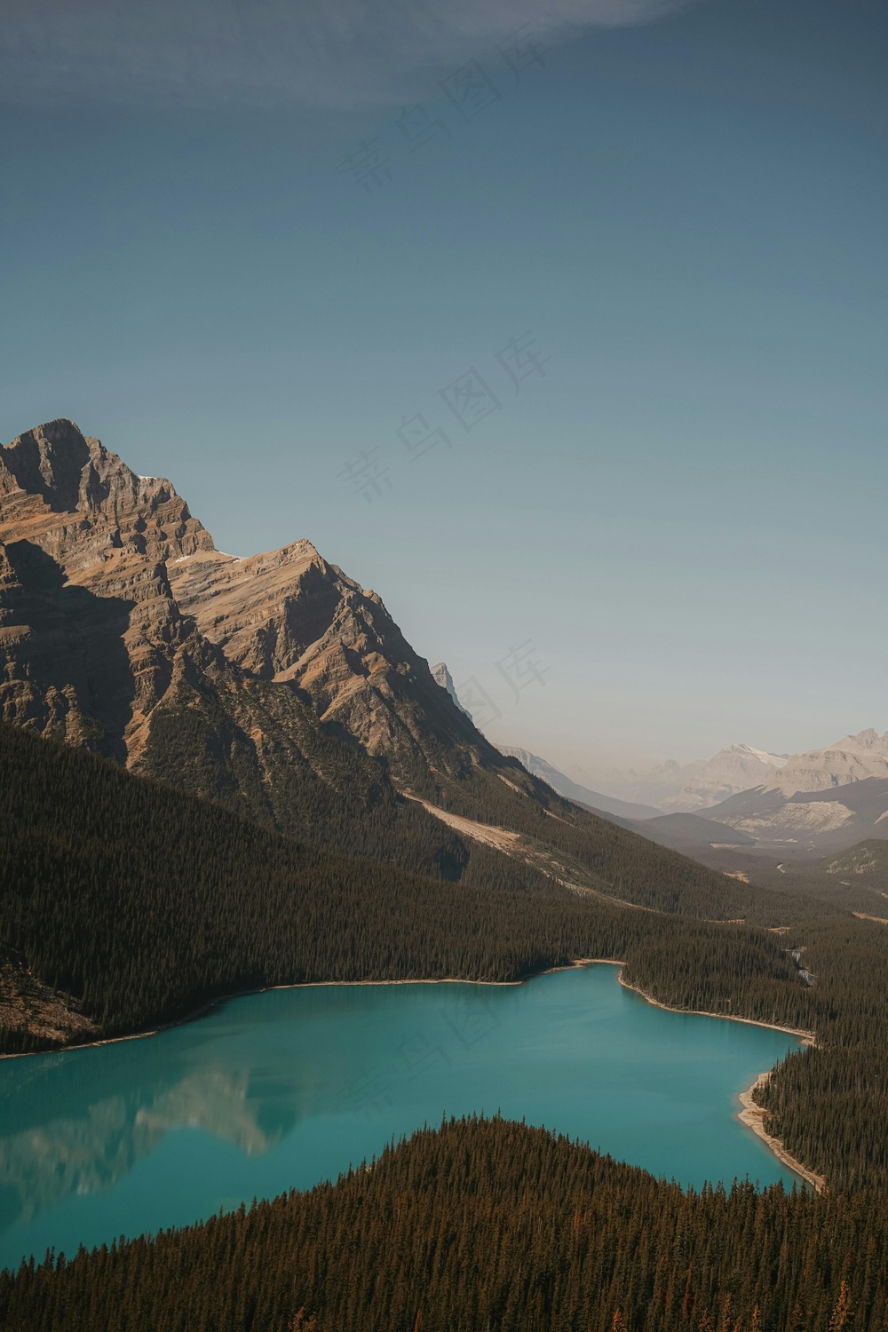 山间湖泊的宁静美景