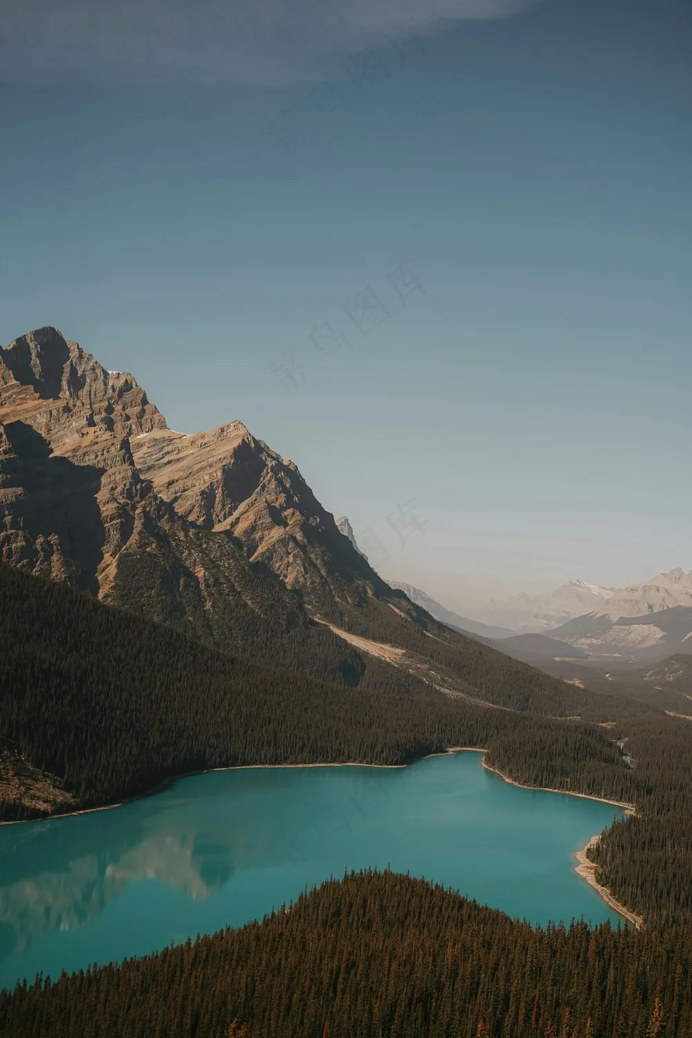 山间湖泊的宁静美景