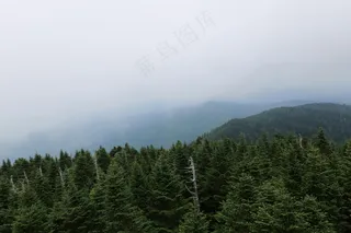 远山的宁静与翠绿