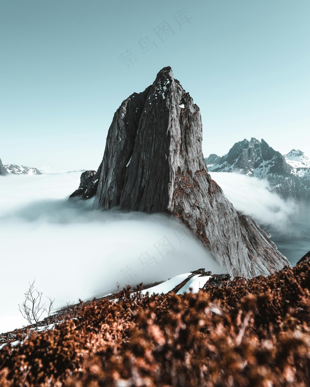 云海中的巍峨山峰