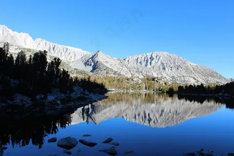 静谧蓝湖映山峦