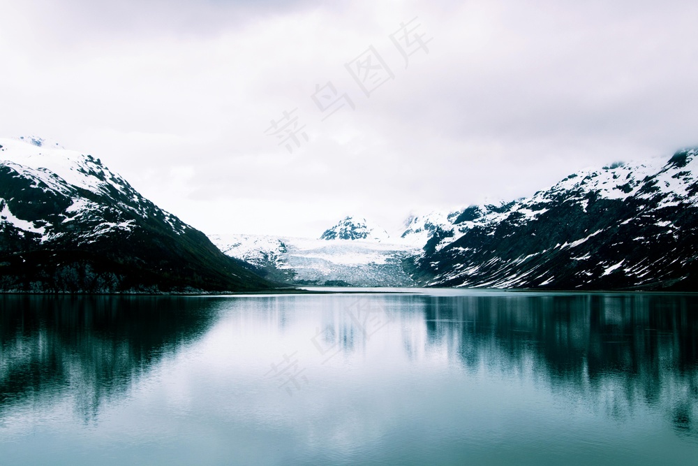 雪峰倒影：冰川湖的静谧之美