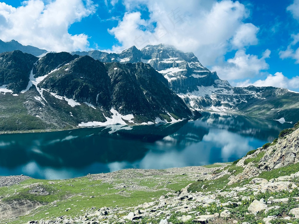 雪山湖泊宁静景·清新自然·蓝绿白交织·屏保美图