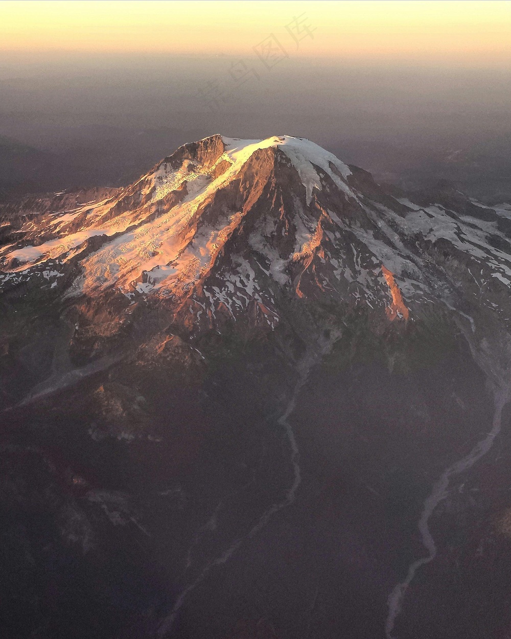 夕阳雪山金橙光影壁纸