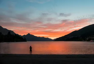 孤独旅人在黄昏湖畔的沉思