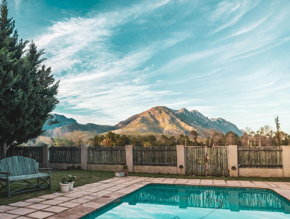 泳池映景自然画·清雅静谧风·蓝绿雪韵图·休闲放松照