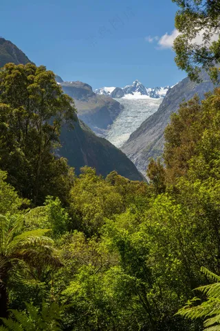 翠绿山谷中的冰雪奇观