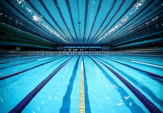 蓝色的游泳池水池摄影图