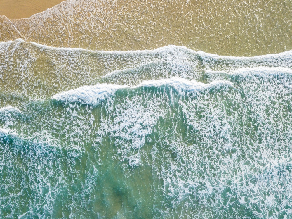 波涛汹涌的海滩边缘