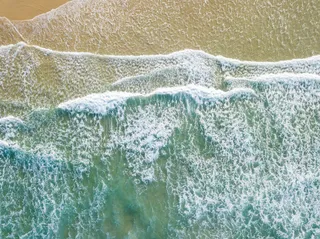 波涛汹涌的海滩边缘