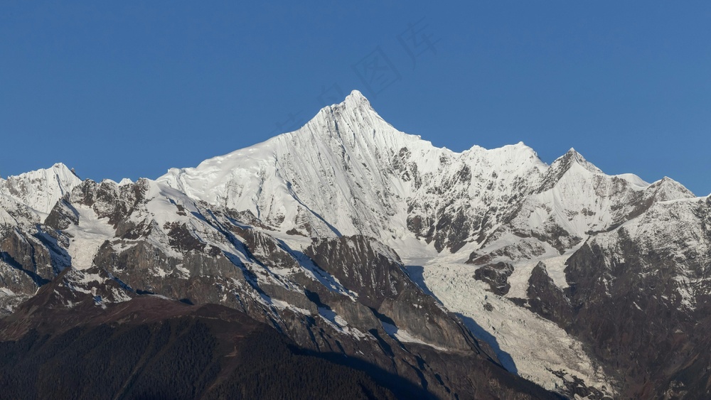 巍峨雪峰，蓝天映衬