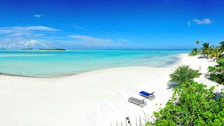 碧海蓝天下的宁静沙滩