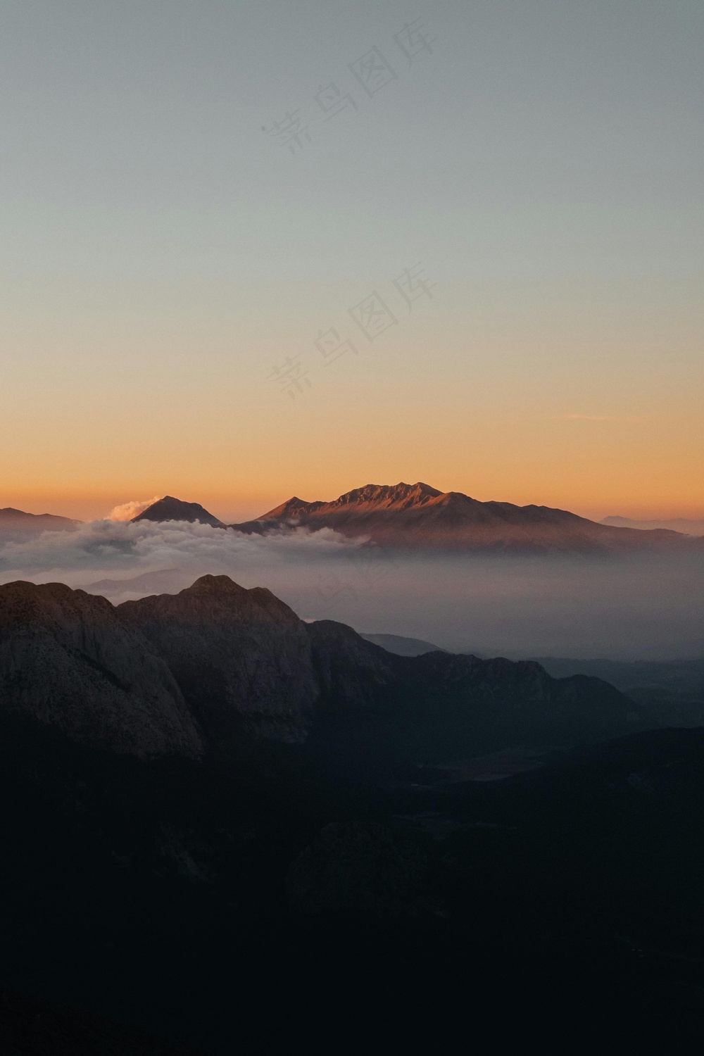 云峰破晓静谧图
