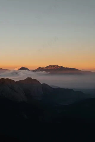 云峰破晓静谧图