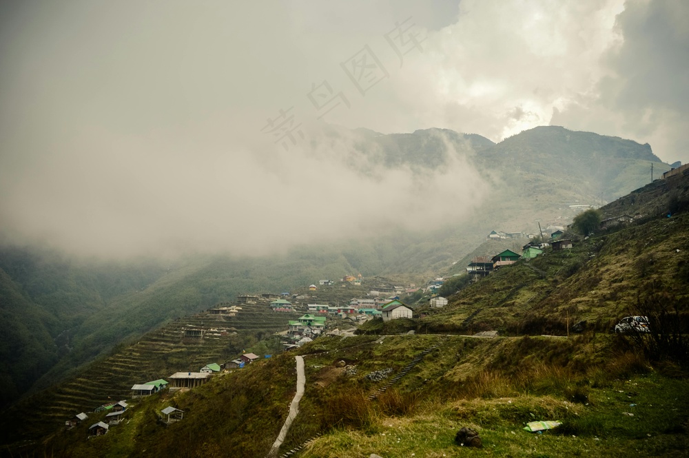 云雾缭绕的山村，自然朴素之美