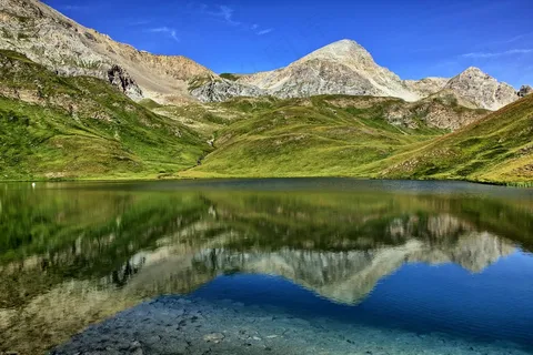 静谧蓝湖映山峦