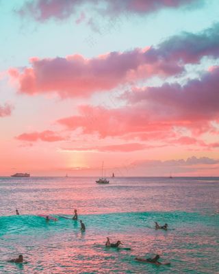 粉色云海冲浪图