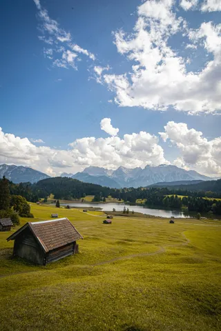 山间宁静的小屋与广阔的天空