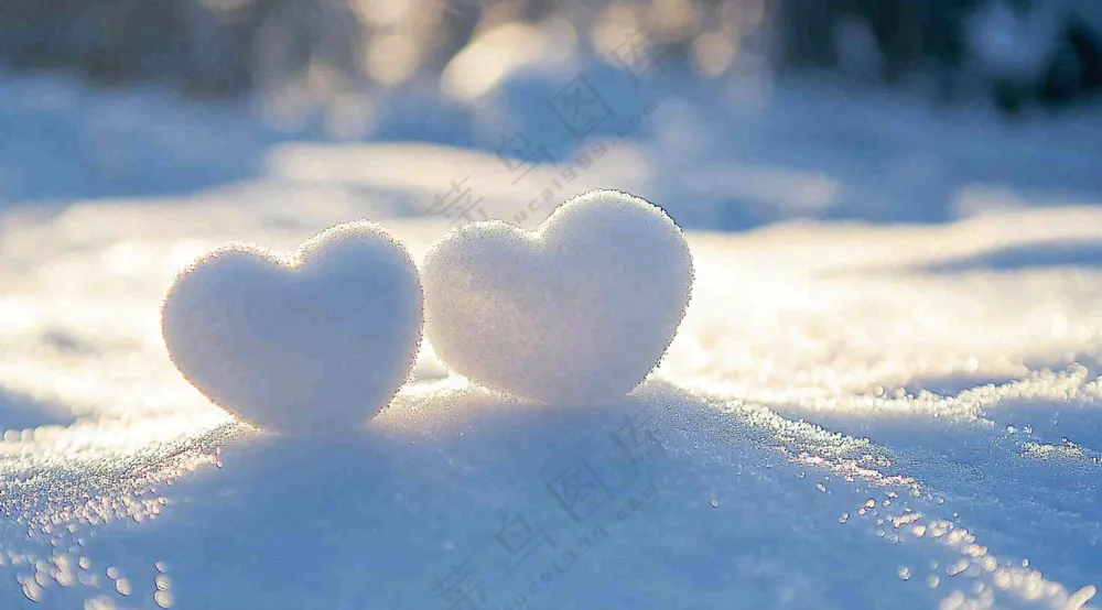 冬天雪地上的爱心雪球浪漫摄影图