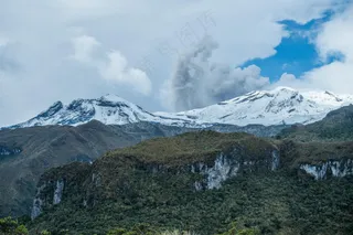 山间云雾缭绕的自然风光