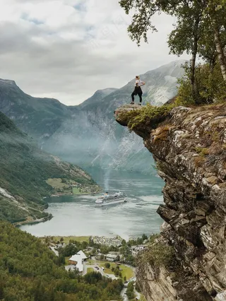 悬崖上的孤独旅人俯瞰山谷