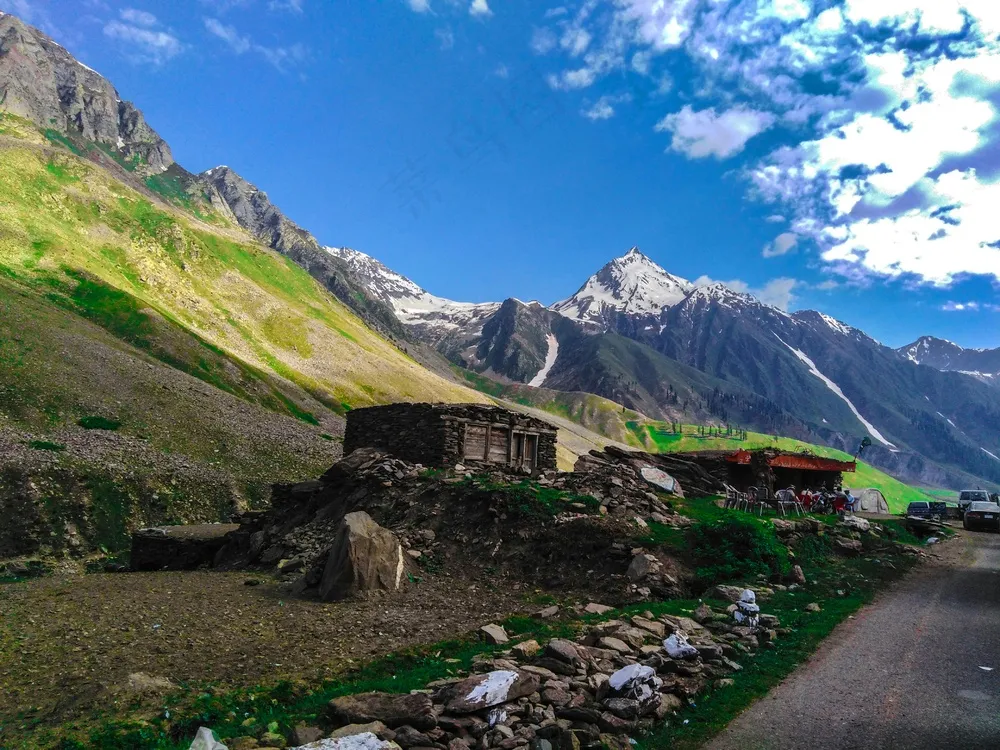 山间溪流旁的宁静小径