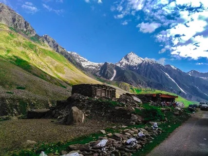 山间溪流旁的宁静小径