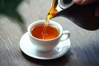 茶叶倒茶茶壶茶杯红茶摄影图