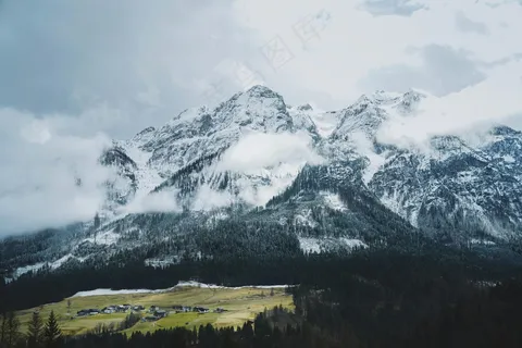 雪覆盖的山脉与云朵交织的天空 雪覆盖的山脉与云朵交织的天空