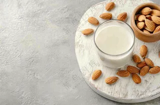 营养美味早餐杏仁牛奶摄影图