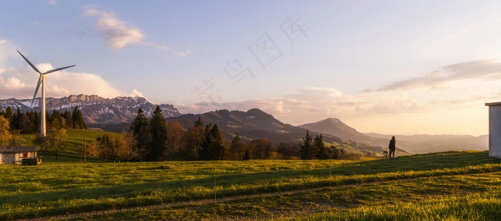 绿野木屋静谧橙蓝风景图