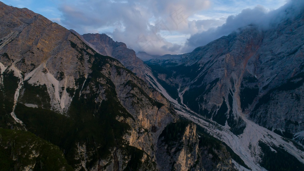 霞光映山峦，壮美自然韵