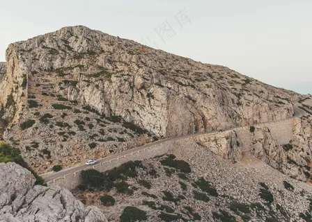峭壁之上的宁静风景