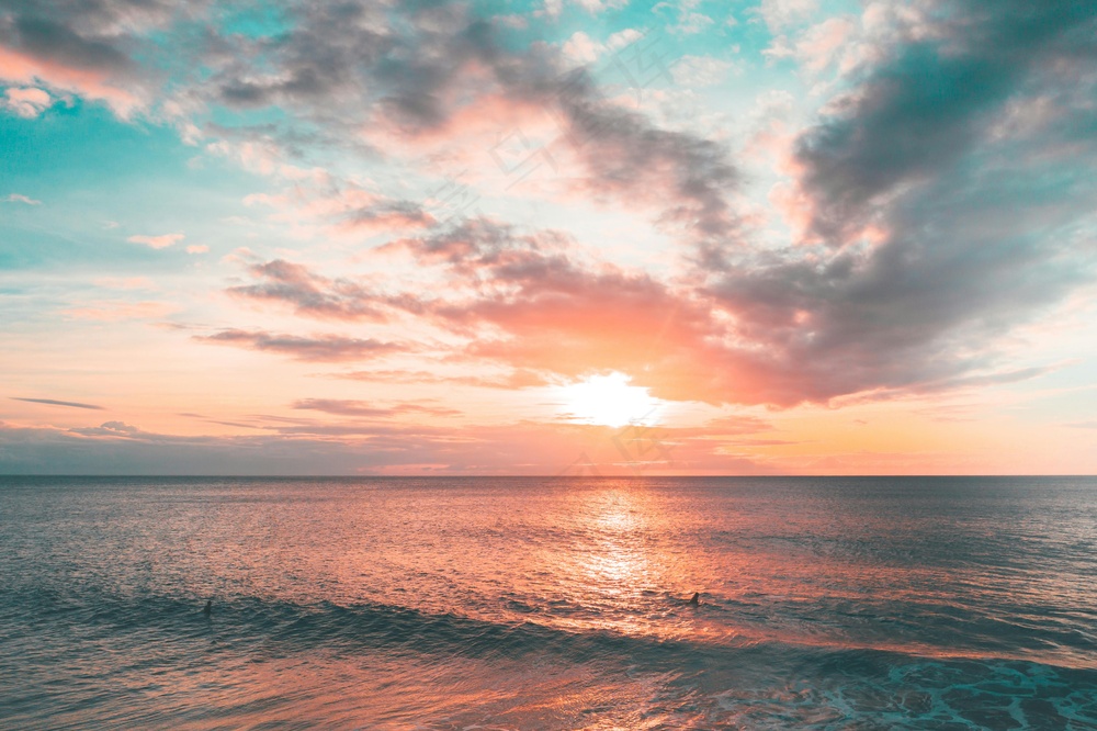 夕阳下的宁静海景
