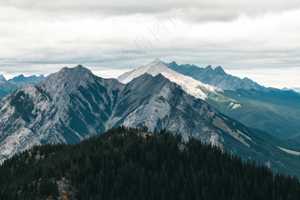 静谧山峦：写实风格自然风景摄影