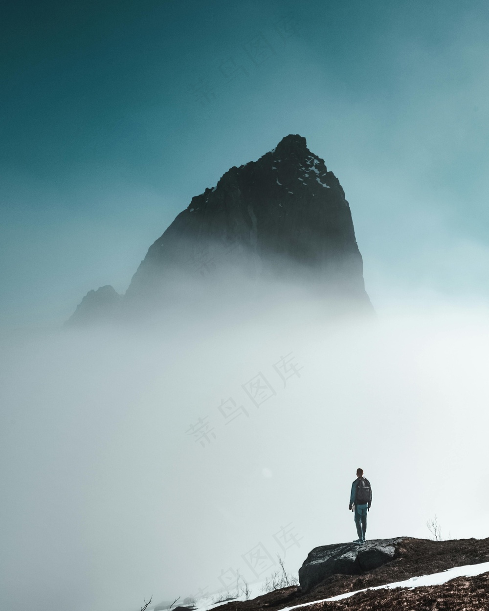 雾中孤影探山巅