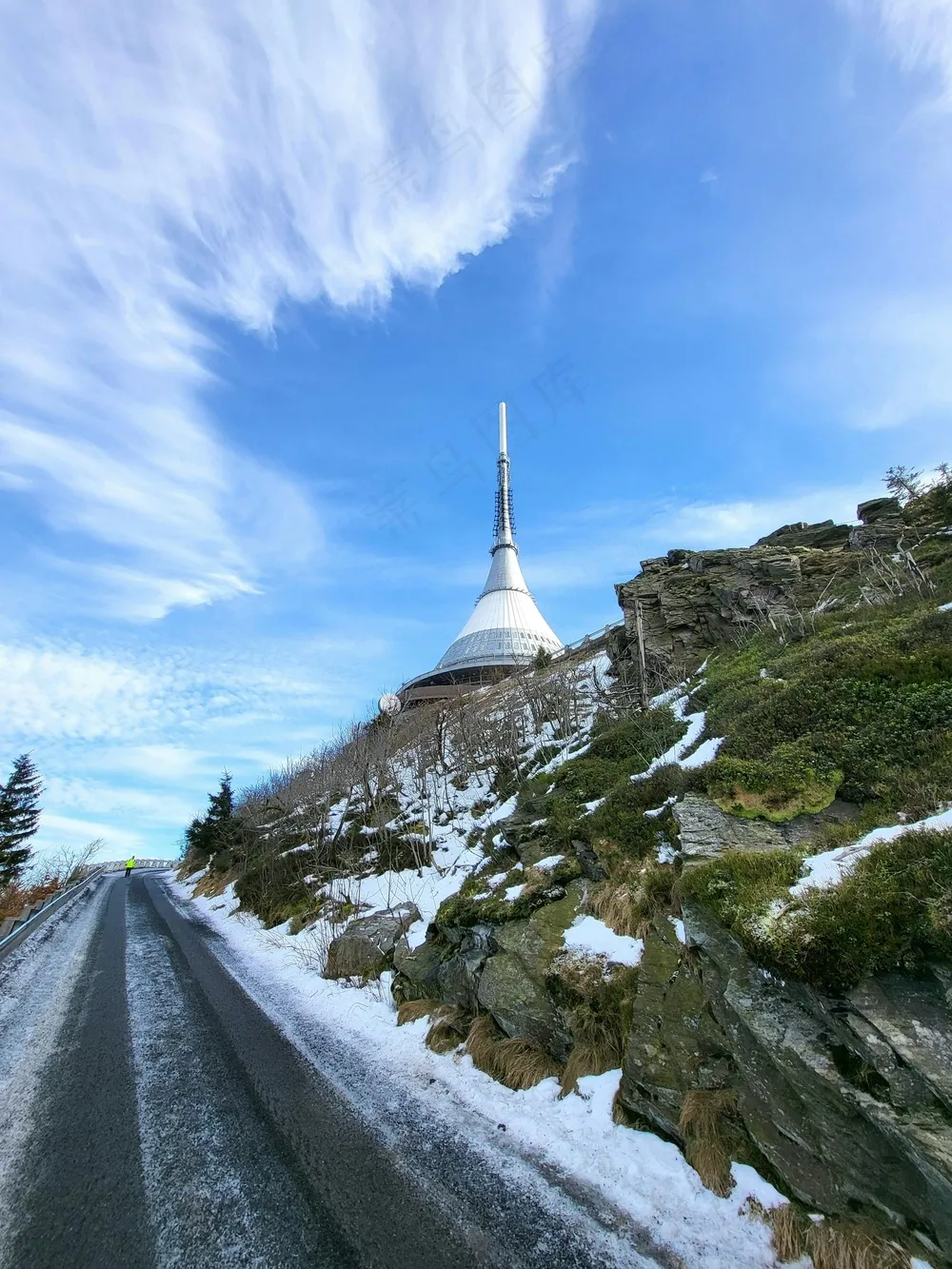冬季山路上的雪景与蓝天