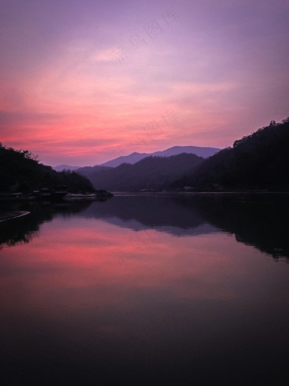 暮色湖光倒影