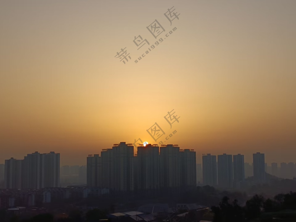 早晨城市里的日出