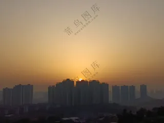 早晨城市里的日出