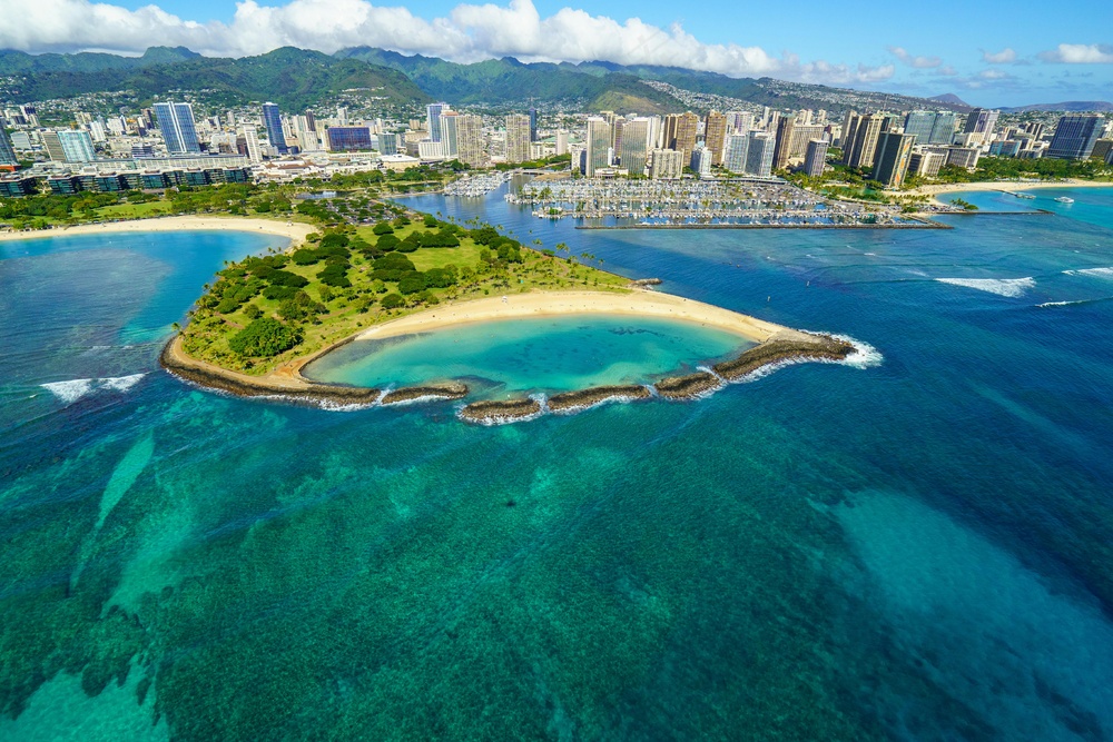 碧海蓝天下的热带岛屿