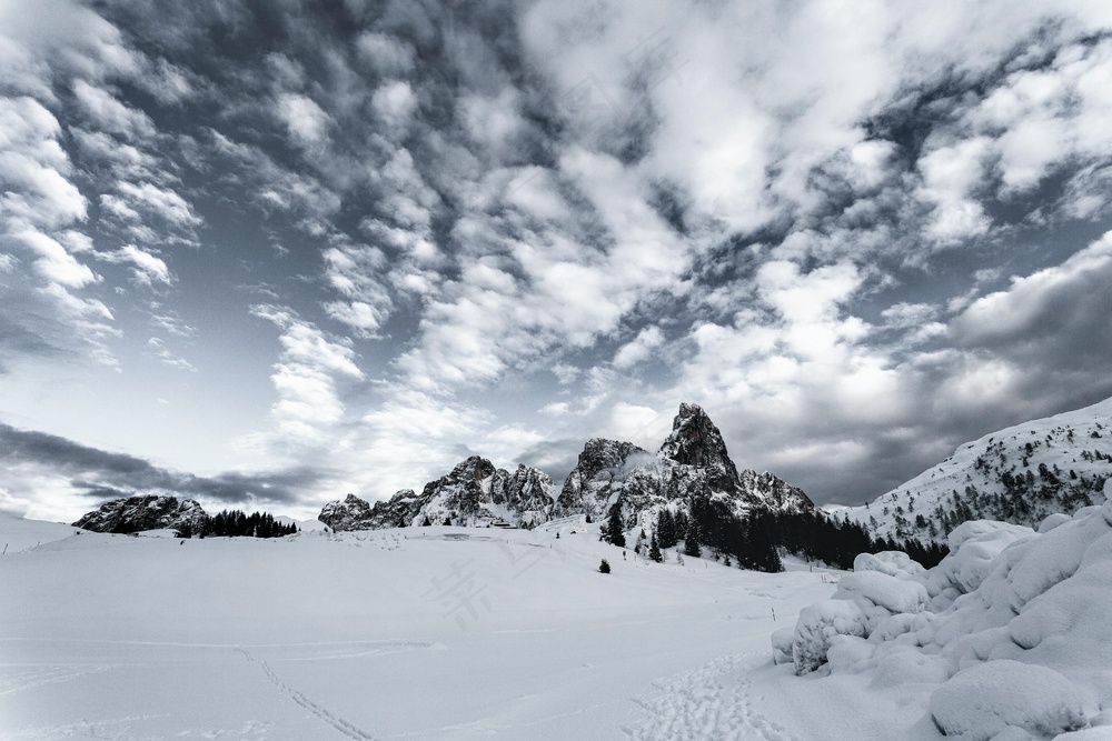 云海之上的雪峰