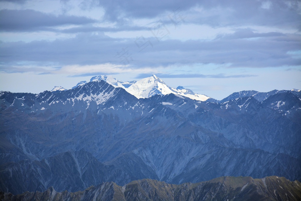 雪顶蓝山：自然之韵