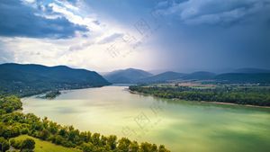 夏天的匈牙利维塞格勒附近多瑙河河谷全景的鸟瞰图