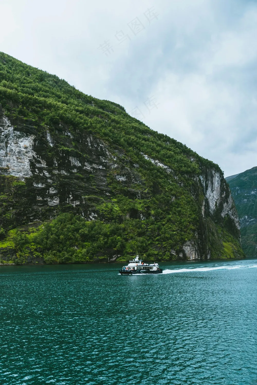 静谧山谷中的碧绿湖泊