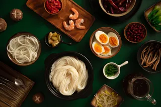 面条美食摄影操作台暗调柔光墨绿色背景俯拍横图海报灯箱招牌